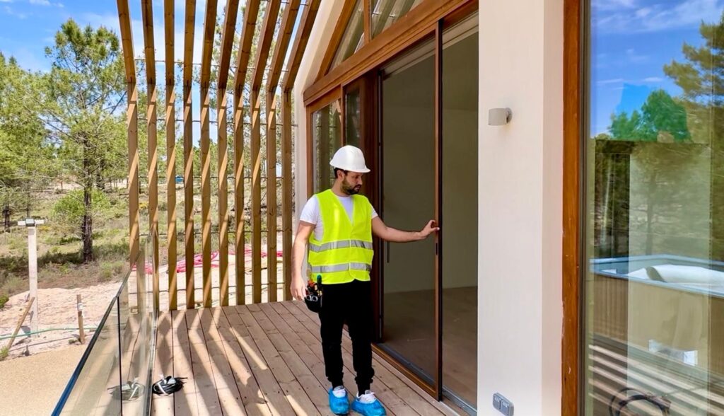 Técnico Domus RP Living a instalar mosquiteiras numa moradia em Portugal